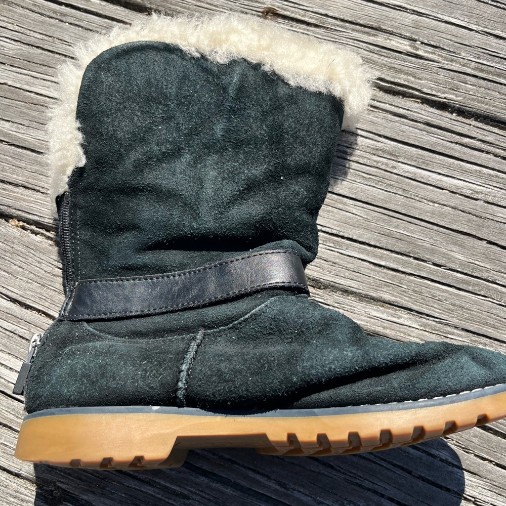, UGGS, sz 2 girls, never used, sherling inside,, black suede
